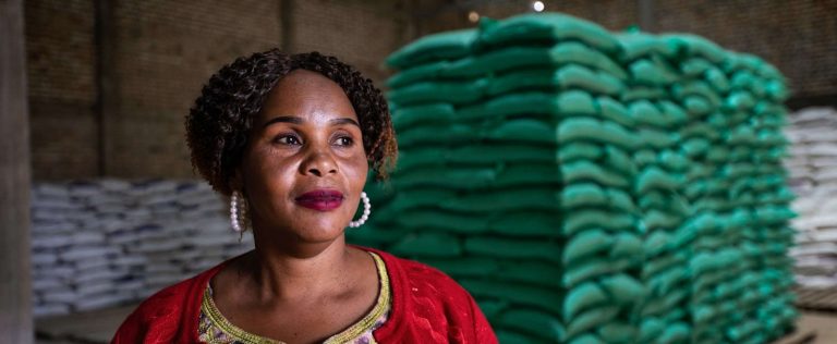 Fideline Mahenge, une bénéficiaire du projet dans l'un de ses entrepôts à Mafinga.