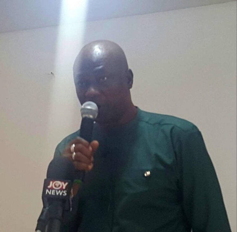 Mr Mohammed Hardi Tuferu, the Deputy Minister of MoFA, addressing the people