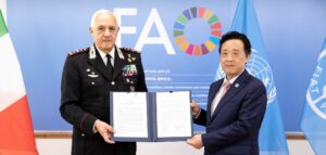 Lieutenant General Teo Luzi, Commanding General of the Italian Carabinieri and FAO Director-General QU Dongyu at today’s signing ceremony.