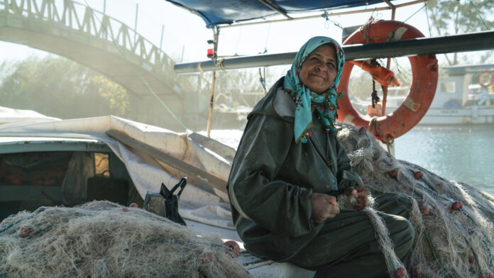 Woman fishing on her boat in Gökova Bay, Türkiye. ©FAO/Claudia Amico