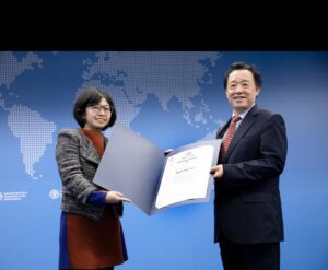 FAO Director-General Qu Dongyu presenting the FAO Innovation Award to Xin Yi Lim, Executive Director, Pinduoduo.©FAO/Alessandra Benedetti