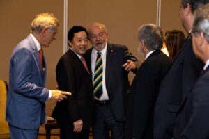 FAO Director-General QU Dongyu and President Luiz Inácio Lula da Silva of Brazil meeting in Buenos Aires.©FAO/Santiago Mele
