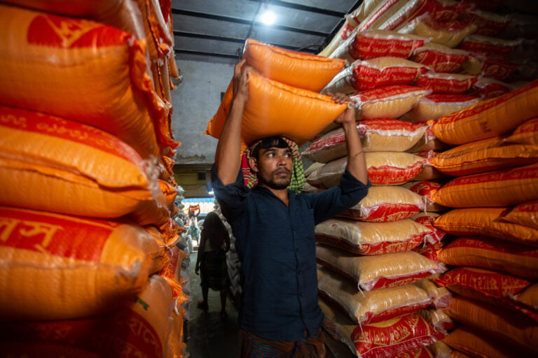 Loading rice in Bangladesh. ©FAO/Kazi Riasat