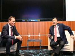 UNIDO Director-General Gerd Mueller (left) and FAO Director-General QU Dongyu meet in Doha. ©FAO