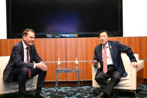 UNIDO Director-General Gerd Mueller (left) and FAO Director-General QU Dongyu meet in Doha.©FAO