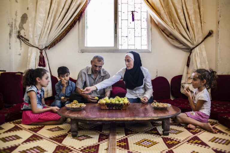 The report reveals that an estimated 53.9 million people suffered from severe food insecurity in the Arab region in 2021, accounting for a 55 percent increase since 2010 ©FAO/Jafaar Al Merei