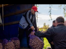 FAO distributes potato and seed starter kits to locals in the village of Vodiane, Ukraine, April, 2022. ©FAO/Oleksandr Mliekov