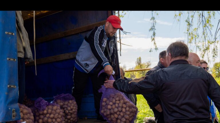FAO distributes potato and seed starter kits to locals in the village of Vodiane, Ukraine, April, 2022. ©FAO/Oleksandr Mliekov