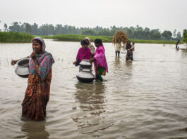 Flood victims head off to fetch drinking water using vases at Shakhahati village in Kurigram district, Bangladesh. ©FAO/Fahad Kaizer ©FAO/Fahad Kaizer