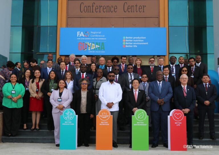 FAO Director-General QU Dongtyu and other principals at Regional Conference. ©FAO/Max Valencia