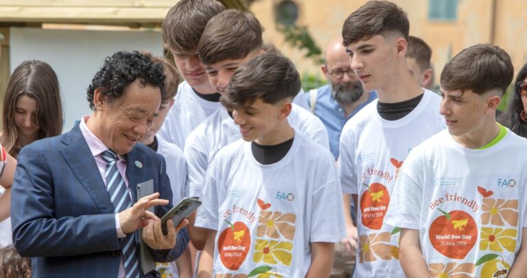 FAO Director-General QU Dongyu with a group of students who took part in the ceremony at the Tenuta del Presidente in Castel Porziano ©Pierpaolo Cito