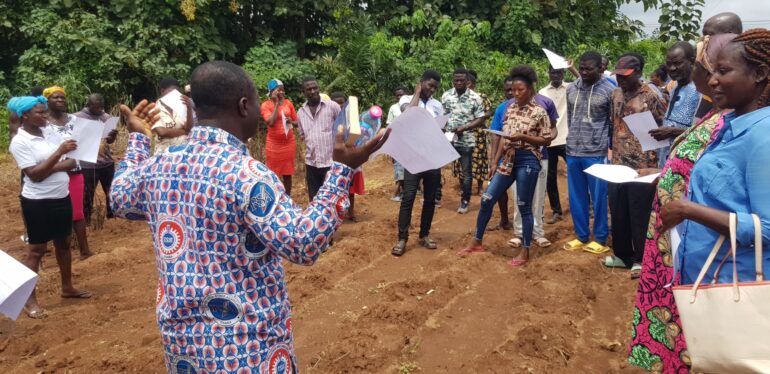 Dr Osei addressing tomato farmers 