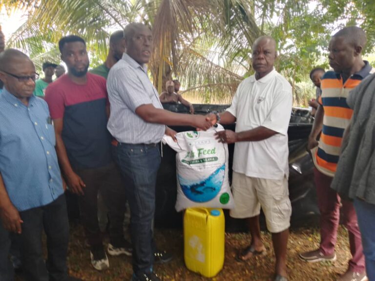 50 aquaculture trainees receive 1,700 fingerlings