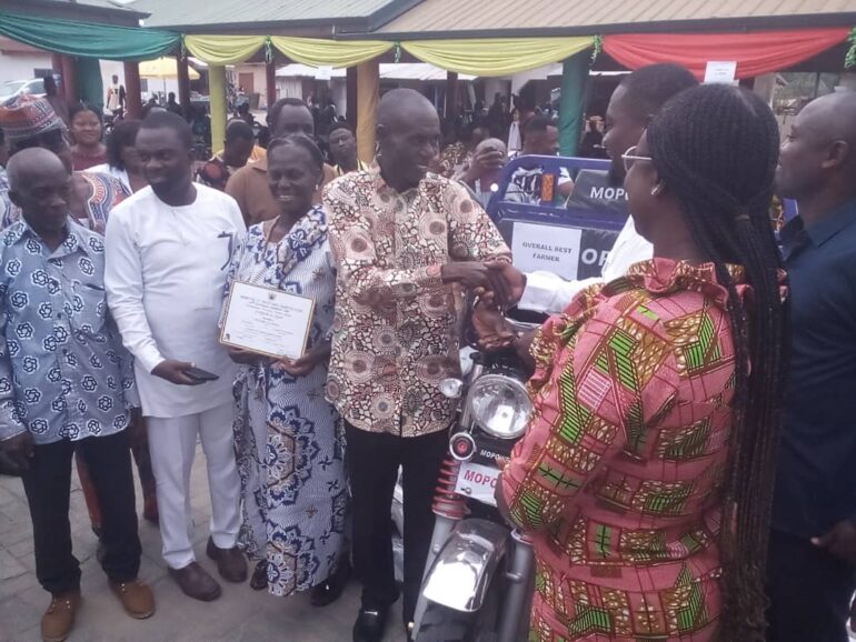 DCE commends farmers at Ayensuano District for sustainable food production 