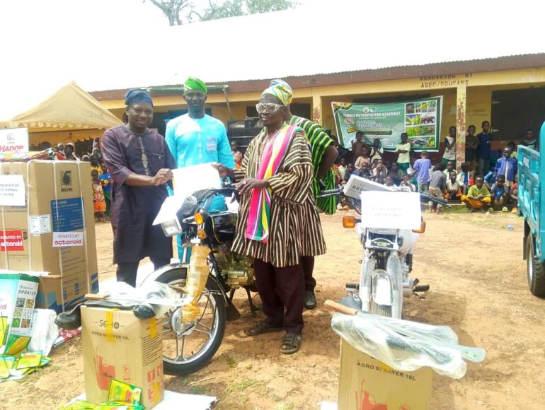 Some of the awardees with their prizes