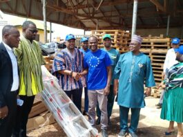 Mr John Dumelo, Deputy Agric Minister, handing over the equipment 