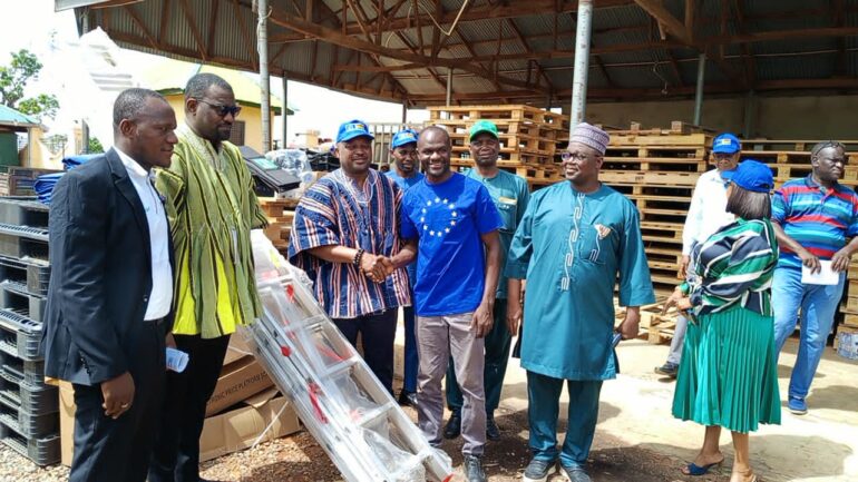 Mr John Dumelo, Deputy Agric Minister, handing over the equipment 