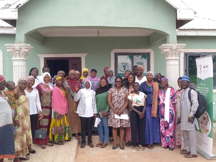Participants during the training 
