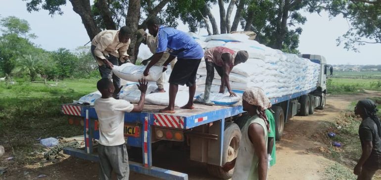 MoFA donates 3,000 bags of fertiliser to Ashaiman farmers