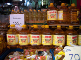 Palm and soybean oil for sale at the Klongtoey market in Bangkok, Thailand. ©FAO/Lilliane Suwanrumpha