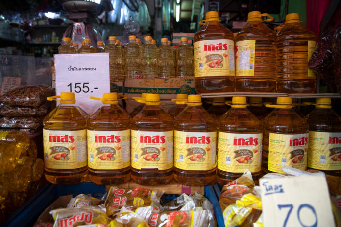 Palm and soybean oil for sale at the Klongtoey market in Bangkok, Thailand. ©FAO/Lilliane Suwanrumpha