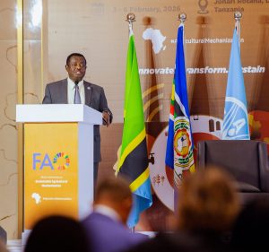 FAO Assistant Director-General andRegional Representative for Africa
Abebe Haile-Gabriel at the closing
ceremony of the Africa Conference on
Sustainable Agricultural
Mechanization.