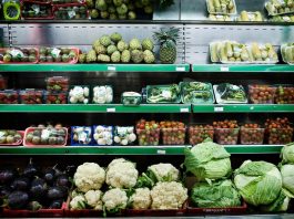 The FAO report comes amid a steady rise in the global food packaging market, which is projected to reach $815.51 billion by 2030. ©FAO/Alessio Romenzi