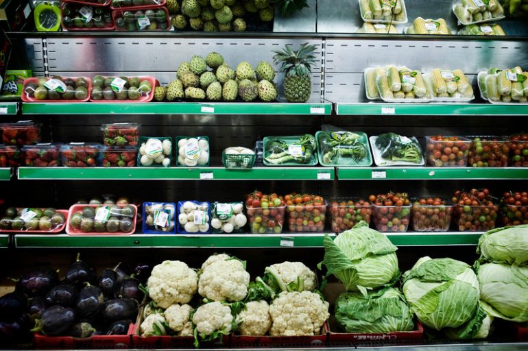The FAO report comes amid a steady rise in the global food packaging market, which is projected to reach $815.51 billion by 2030. ©FAO/Alessio Romenzi