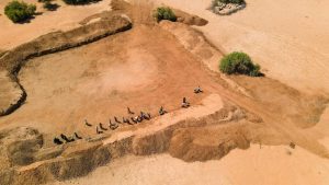 Aerial view of community members taking part in FAO's cash-for-work initiative to rehabilitate a communal water catchment, strengthening local water access and resilience in Galka’ayo, Galmudug State, Somalia.©FAO / Arete/Ali Adan