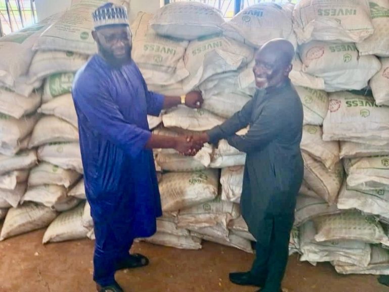 Agriculture Minister donates 400 bags of fertilizer to Tamale Muslim Communities