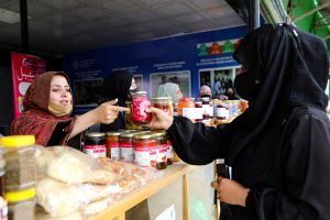 A woman entrepreneur supported by FAO sells her products at the 34th National Agricultural Products Exhibition and Farmers Festival (AgFair) in Kabul.
©FAO/Fahim Rahimi